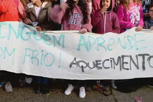 Alunos em protesto devido à falta de condições em escola do Monte da Caparica