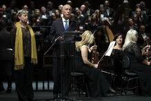 Presidente da República condecora Sophia de Mello Breyner