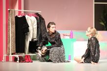 Filipa Areosa e Carolina Carvalho na peça ‘Doença da Juventude