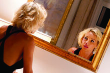 Tiago fica furioso com o facto de não conseguir uma ereção e acaba por agredir tina