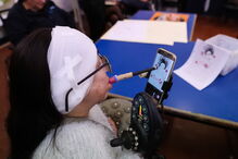 Pessoas com deficiência desenham e pintam no ateliê do projeto “CRU - O Corpo (Im)Perfeito”, da Associação de Paralisia Cerebral de Coimbra 