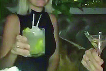 Jessica Athayde na saída à noite com amigos