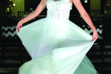 Um dos vestidos  de noiva do criador