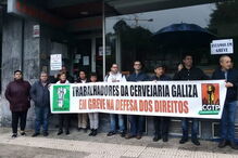 Trabalhadores em greve, contra o atraso do pagamento das remunerações, fecham a Cervejaria Galiza, Porto