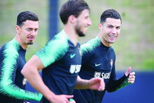 CR7 sorri nos treinos da seleção longe dos traumas da Juventus