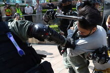 Confrontos em Hong Kong obrigam a reforço policial, parlamento suspenso e escolas fechadas