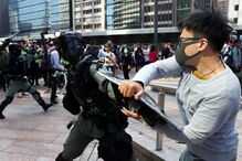 Confrontos em Hong Kong obrigam a reforço policial, parlamento suspenso e escolas fechadas