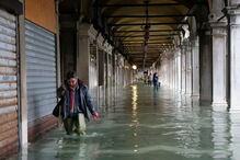 Ruas de Veneza em Itália inundam-se devido a chuvas torrenciais e levam turistas a calçar galochas