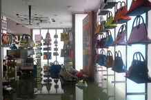 Ruas de Veneza em Itália inundam-se devido a chuvas torrenciais e levam turistas a calçar galochas