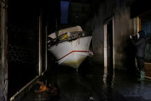 Ruas de Veneza em Itália inundam-se devido a chuvas torrenciais e levam turistas a calçar galochas