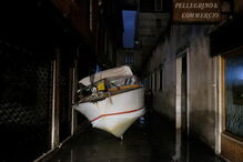 Ruas de Veneza em Itália inundam-se devido a chuvas torrenciais e levam turistas a calçar galochas
