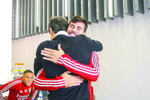 Gabriel abraçou o compatriota 