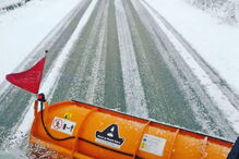 Neve corta estrada na Serra da Estrela