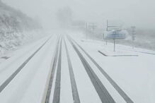  Neve corta estrada na Serra da Estrela
