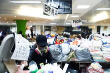 Manifestantes reforçam bloqueio e ocupam universidades em Hong Kong