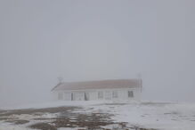 Manto de neve corta estradas na Serra da Estrela