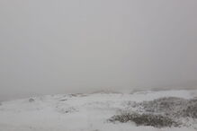 Manto de neve corta estradas na Serra da Estrela