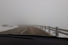 Manto de neve corta estradas na Serra da Estrela