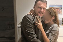 Matthias Schmelz, empresário alemão de 58 anos, num dos momentos de intimidade com uma das jovens