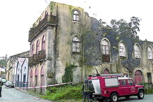 Parte de edifício devoluto ruiu sobre armazém, ontem à tarde, na rua do Freixo