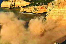 Momento da derrocada foi registado em imagem