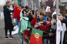 Adeptos aguardam pela chegada dos jogadores da Seleção