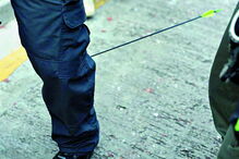 Polícia foi hospitalizado depois de ser atingido na perna com uma flecha 