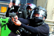 Universidade Politécnica de Hong Kong  foi palco de violentos confrontos durante o fim de semana, com centenas de estudantes a resistirem por todos os meios ao avanço da polícia. Dezenas de pessoas ficaram feridas e as autoridades ameaçaram usar balas verdadeiras após um agente ter sido ferido numa perna por uma flecha