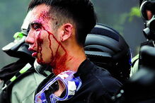 Universidade Politécnica de Hong Kong  foi palco de violentos confrontos durante o fim de semana, com centenas de estudantes a resistirem por todos os meios ao avanço da polícia. Dezenas de pessoas ficaram feridas e as autoridades ameaçaram usar balas verdadeiras após um agente ter sido ferido numa perna por uma flecha