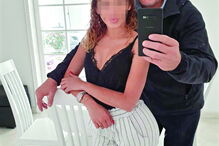 Matthias Schmelz, empresário alemão de 58 anos, com a namorada