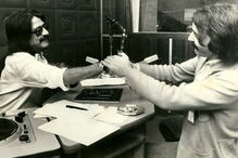 José Mário Branco com o radialista António Macedo na Rádio Comercial