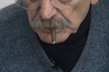 O músico fotografado durante uma entrevista na sua casa, em Lisboa.