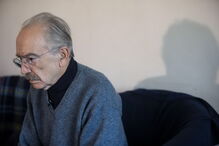 O músico fotografado durante uma entrevista na sua casa, em Lisboa.