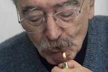 O músico fotografado durante uma entrevista na sua casa, em Lisboa.