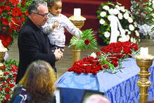 Familiares perto da urna de José Mário Branco, em Lisboa 