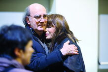 Fausto consola Katia Guerreiro no velório de José Mário Branco