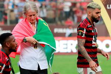 Jorge Jesus celebra conquista da Taça Libertadores com a bandeira portuguesa às costas
