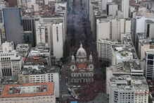 Milhares de adeptos celebram a vitória do Flamengo na Taça Libertadores