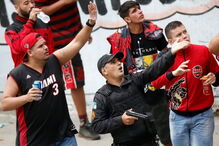 Confrontos entre polícia e adeptos acabam com festejos do Flamengo