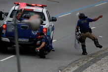 Confrontos entre polícia e adeptos acabam com festejos do Flamengo