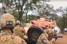 Portugueses em patrulha numa área onde foram emboscados