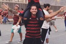 Jorge Jesus celebra Taça dos Libertadores com a mulher e o filho