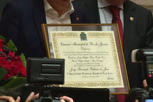 Jesus emocionado durante condecoração