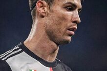 Cristiano Ronaldo joga com fita no cabelo