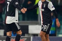 Cristiano Ronaldo joga com fita no cabelo