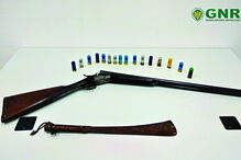 Militares da GNR apreenderam uma espingarda de caça, 16 cartuchos e uma catana durante uma busca domiciliária realizada na casa do suspeito, em Alte