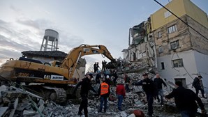 Sismo de magnitude 6,4 atinge Albânia. Há pelo menos nove mortos e 300 feridos