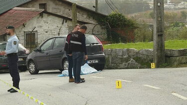 Ciclista morre após colidir com carro parado em Guimarães