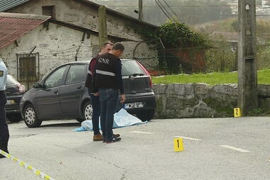 Ciclista morre após colidir com carro parado em Guimarães