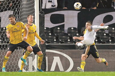 Com este remate acrobático Bruno Duarte fez o golo do empate do Vitória de Guimarães